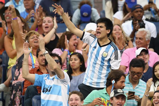 Los hinchas argentinos no dejaron de alentar a Del Potro ni un solo instante. (Foto: Agencias)