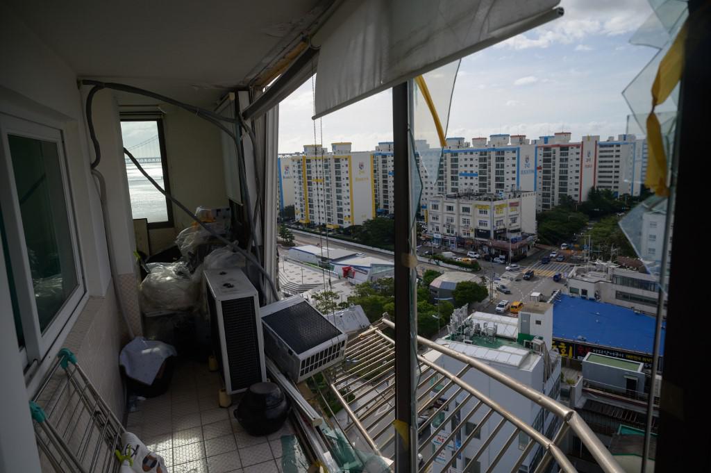 En la fotografía se muestra ventanas y unidades de aire acondicionado dañadas por el tifón Maysak en un apartamento cerca de la playa Gwangalli, en Busan, Corea del Sur. (Ed JONES / AFP)