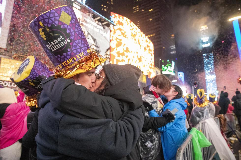 La gente celebra en Times Square, Nueva York, el Año Nuevo 2023. (EFE/EPA/SARAH YENESEL).