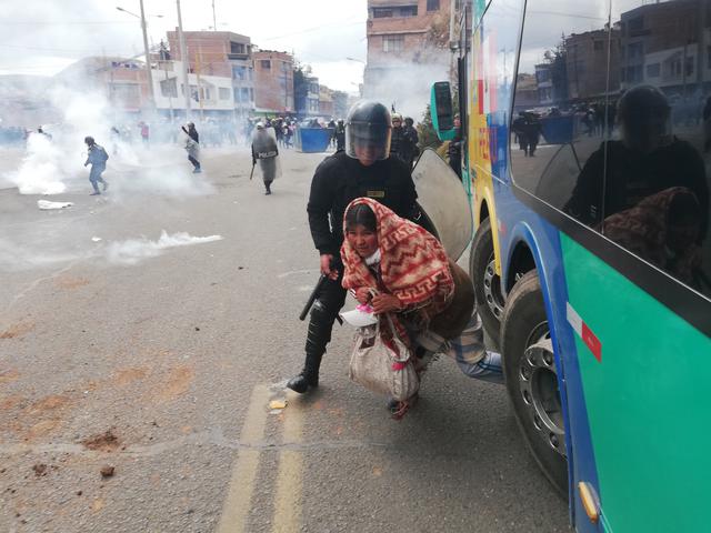Así fueron los enfrentamientos entre la Policía Nacional y la población en Puno. (Foto: Carlos Fernández)