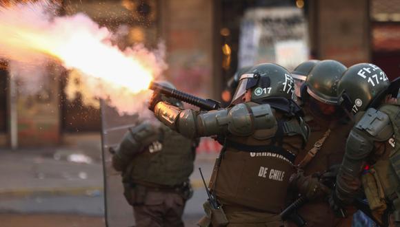 La policía de Chile reprime una manifestación en Santiago. (REUTERS/Edgard Garrido).