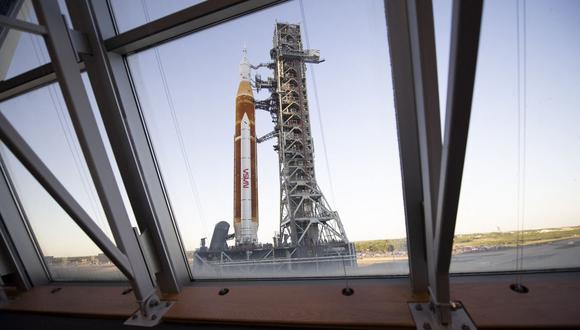 El nuevo cohete masivo de la NASA comenzó su primer viaje a una plataforma de lanzamiento el jueves antes de una serie de pruebas que lo autorizarán a despegar a la Luna este verano. (Foto de Joel KOWSKY / NASA / AFP)