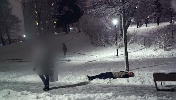 YouTube: ¿salvarías a una persona que muere de frío? (VIDEO)