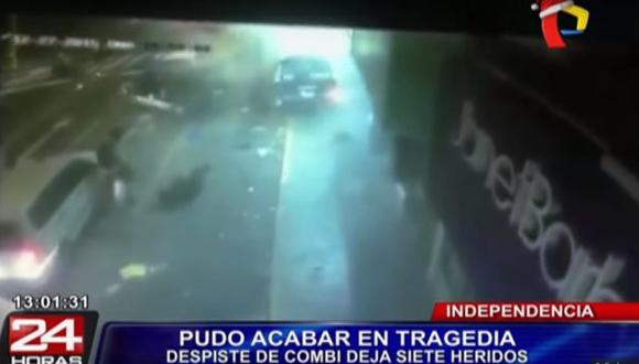 Choque de combi con poste y auto deja 7 heridos [VIDEO]