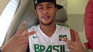 Neymar mostró su cara hinchada tras someterse a dos operaciones
