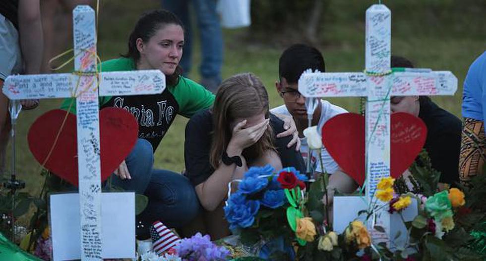 Los alumnos del instituto de Santa Fe (Texas, USA) regresaron hoy a las clases tras más de una semana de dolor y emoción por la tragedia. (Foto: Getty Images)