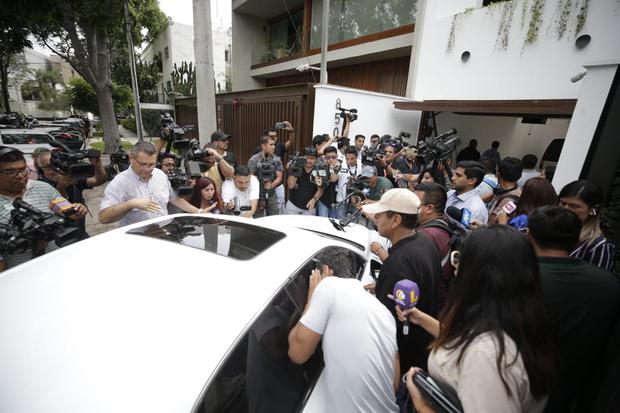 La prensa en la salida de Paolo Guerrero. Foto: César Bueno