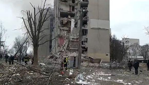 Los bomberos trabajan en las secuelas de los ataques aéreos contra edificios residenciales en Chernihiv, Ucrania, 13 de marzo de 2022. (Foto: AFP).