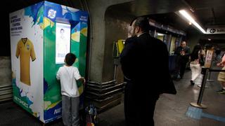 Maquinas expendedoras venden camisetas de Brasil en Sao Paulo