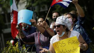 Simpatizantes y opositores chocan protestas en la Embajada de Cuba en México