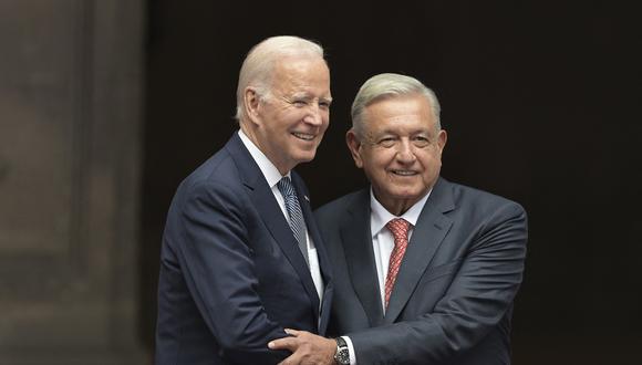 El presidente de los Estados Unidos, Joe Biden (I), le da la mano a su homólogo mexicano, Andrés Manuel López Obrador, en el Palacio Nacional de la Ciudad de México, el 9 de diciembre de 2023. (Foto de NICOLAS ASFOURI / AFP)