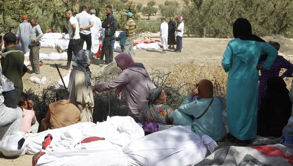 Varias personas entierran a sus fallecidos en la aldea de Tafagajt, en Marruecos, cerca del epicentro del devastador terremoto que ha dejado, hasta el momento, 1.037 muertos y 1.204 heridos en una decena de provincias del país norteafricano. (Foto: EFE/ María Traspaderne)