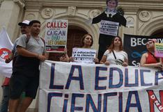 Recortes de fondos, despidos y un negacionista al mando del país: la crisis que atraviesan los científicos en Argentina