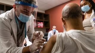 EE.UU. pide a ciudadanos que se vacunen y den refuerzos para detener el avance de la variante ómicron