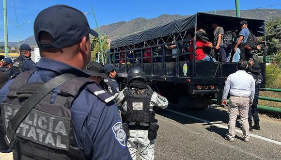 Integrantes de la Policía Estatal y de la Guardia Nacional (GN) rescatan a decenas de migrantes que viajaban en un trailer el 18 de enero de 2023, en el municipio Chiapa de Corzo, México. (Foto de Carlos López / EFE)