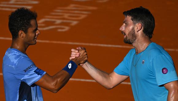 Juan Pablo Varillas y Cameron Norrie se saludan tras el final del duelo que disputaron en el Argentina Open. (Photo by Luis ROBAYO / AFP)