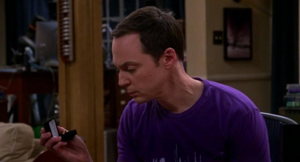 Sheldon Cooper sosteniendo el anillo de compromiso para Amy. (Foto: Difusión)