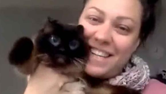 La mujer quedó en estado de shock tras recibir la llamada que le confirmaba la aparición de su gata Kiki.| Foto: captura Global News