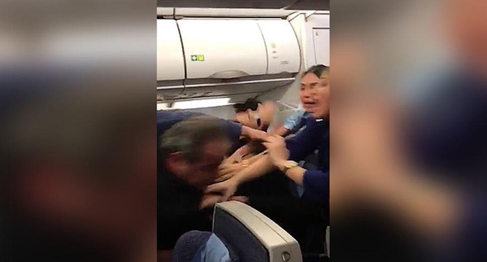 Dos pasajeros que iban en un vuelo de Beirut a Londres empezaron a pelearse y al piloto no le quedó más remedio que garantizar la seguridad del resto del pasaje. (Foto: YouTube)
