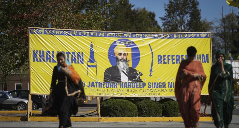 Una fotografía de Hardeep Singh Nijjar se ve en una pancarta afuera del Guru Nanak Sikh Gurdwara Sahib en Surrey, en Columbia Británica, Canadá, el lunes 18 de septiembre de 2023. (Darryl Dyck/The Canadian Press vía AP).