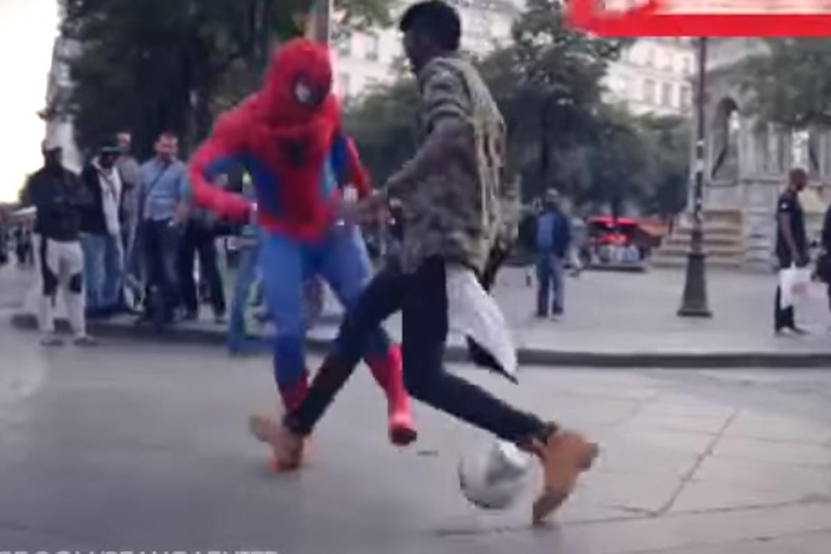 YouTube: Spiderman tomó un balón de fútbol y humilló a varias personas |  FUTBOL 