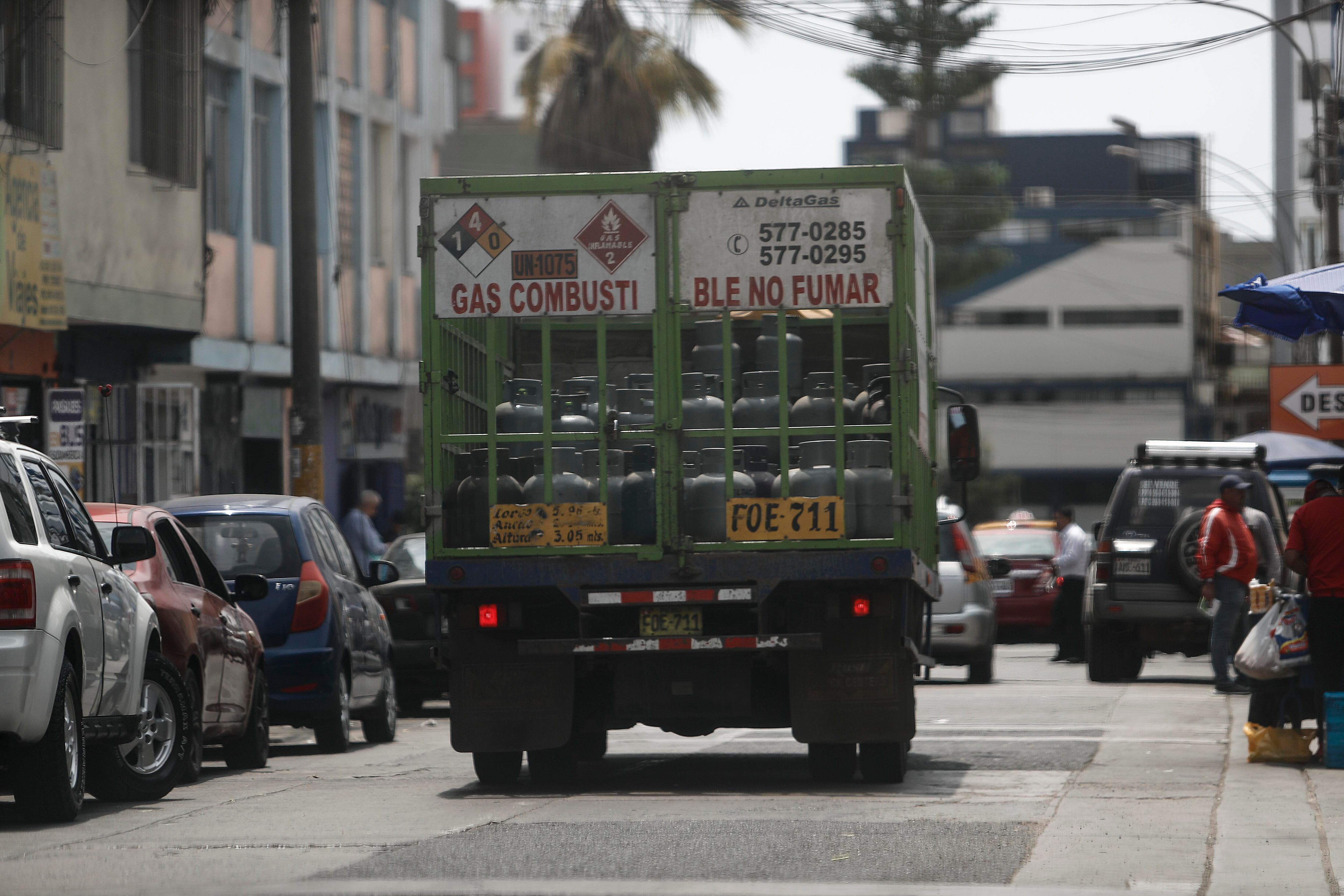 Según Osinergmin, los balones de gas no deberían colocarse en torres que superen las dos filas (Foto: César Campos).