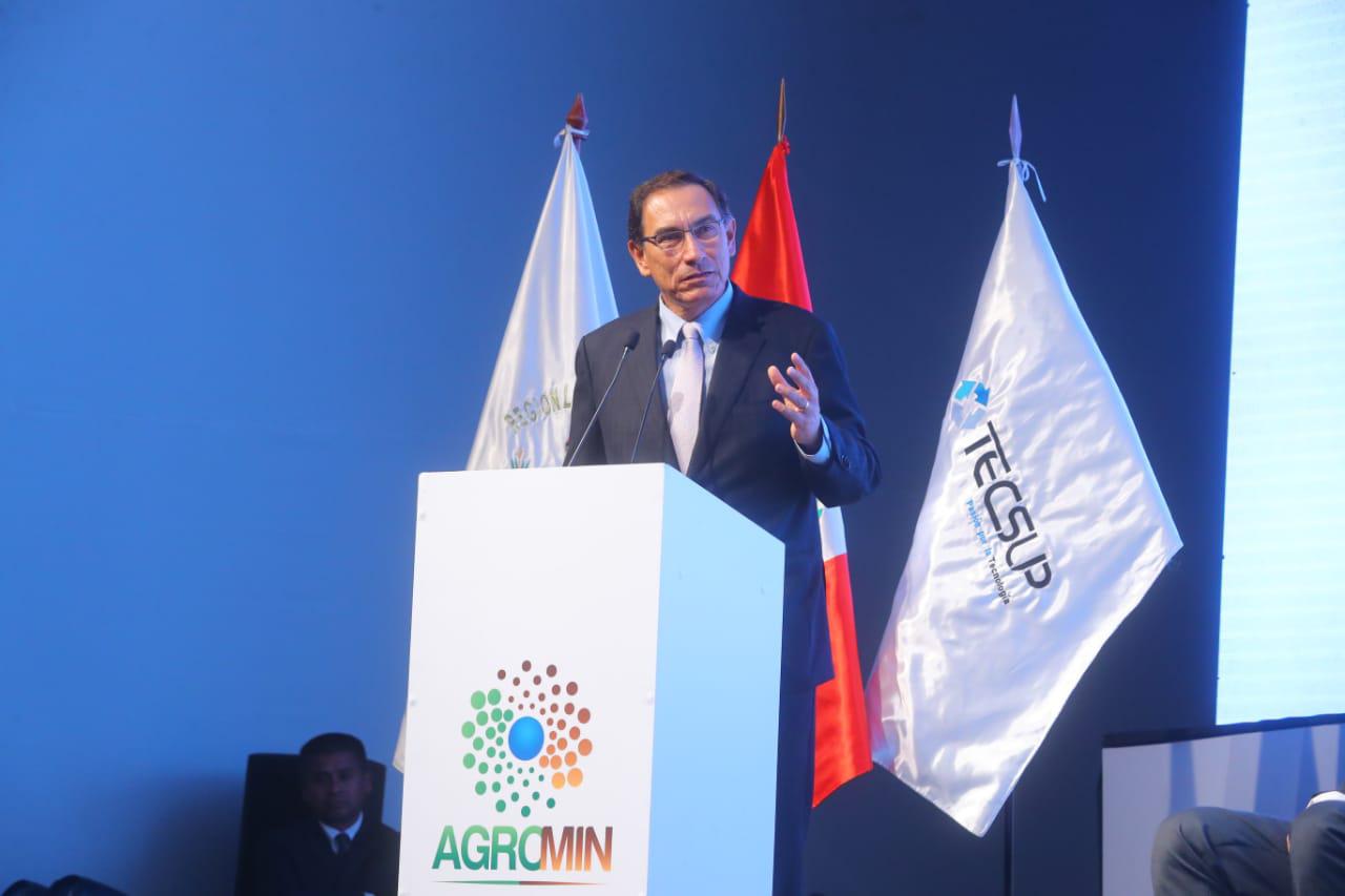 “Esta selección ha tenido éxito porque está consolidada en que no piensa en uno, piensa en el equipo, y los resultados están a la vista; qué mejor lección para aplicarlo en otras actividades”, señaló Vizcarra. (Foto: Presidencia)