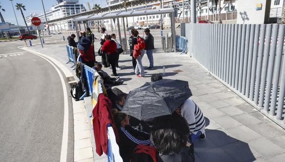 Familiares de los 69 ciudadanos bolivianos no pueden desembarcar de un crucero amarrado en el puerto de Barcelona, en la terminal de cruceros del Puerto de Barcelona. (Foto de Quique GarcÍa / EFE)
