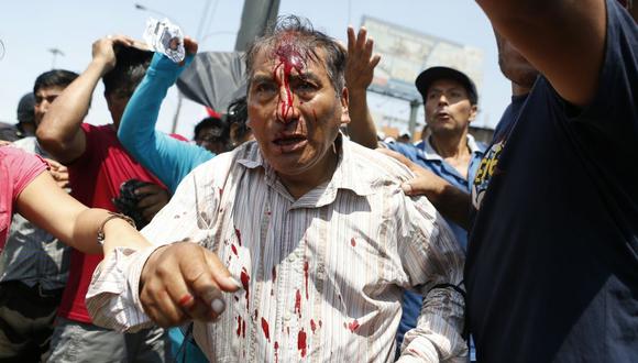 Manifestantes y agentes de la Policía se enfrentaron en Vía de Evitamiento. Se dispersó a los vecinos de Huarochirí con gas lacrimógeno. (Foto: Hugo Pérez / El Comercio)