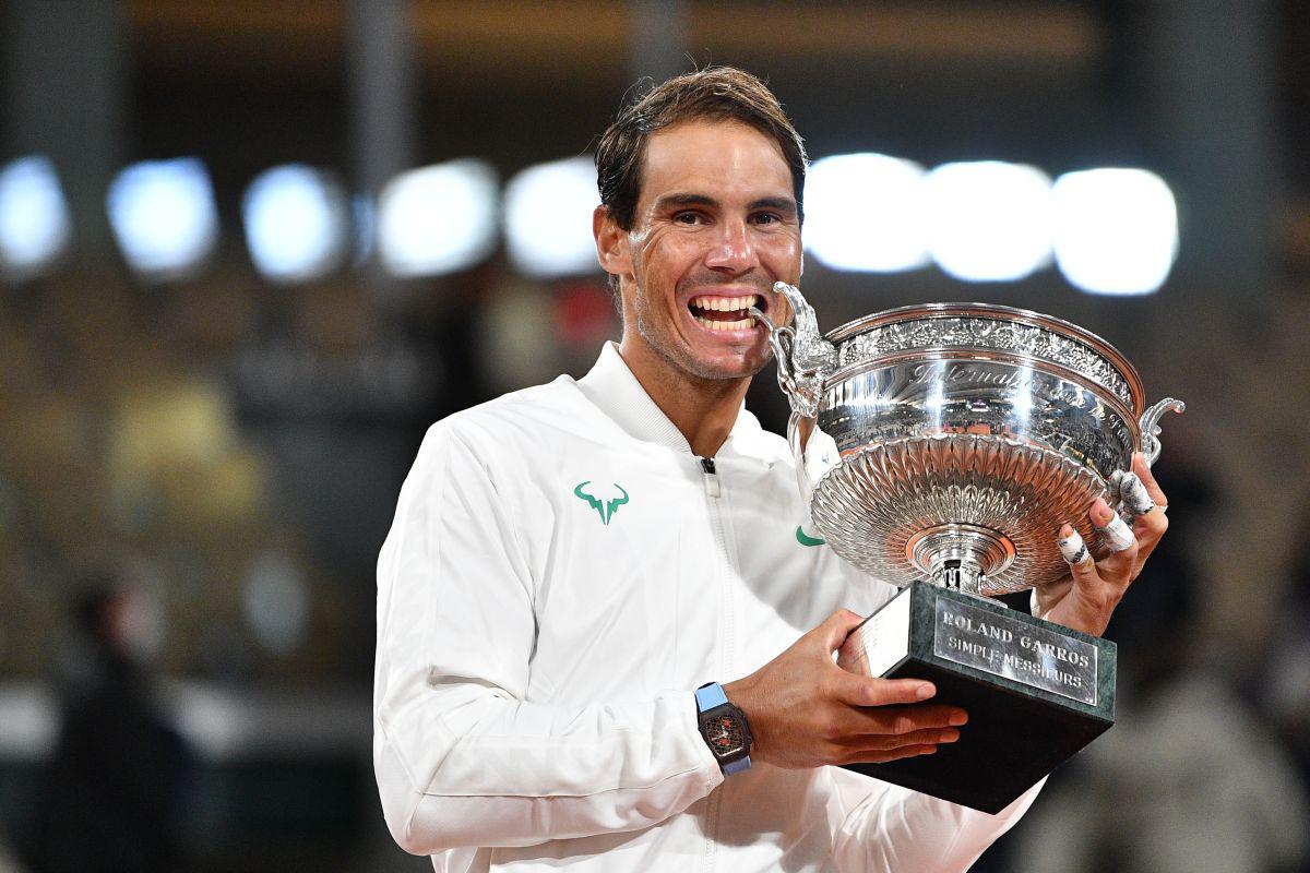 Rafael Nadal ganó el trofeo número 13 de Roland Garros en su carrera. Asimismo, consiguió levantar su Grand Slam 20. (Foto: AFP)