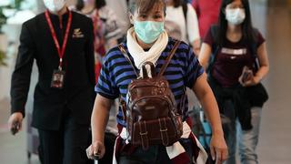 Comida caliente, mantas y diarios: las víctimas del coronavirus arriba de los aviones