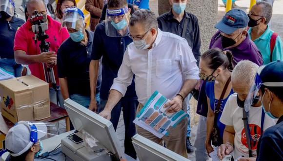 Enrique Márquez, rector del Consejo Nacional Electoral, participa en un acto de formación a ciudadanos para usar el sistema de votación, en Caracas (Venezuela). (Foto: EFE/ Miguel Gutiérrez).