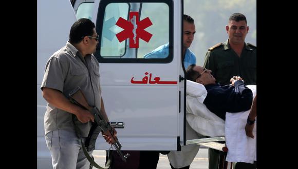Hosni Mubarak llegó así a la audiencia. (Reuters)