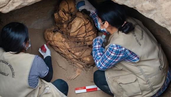 Arqueólogas estudian la momia hallada en el Cajamarquilla. (Foto: UNMSM)