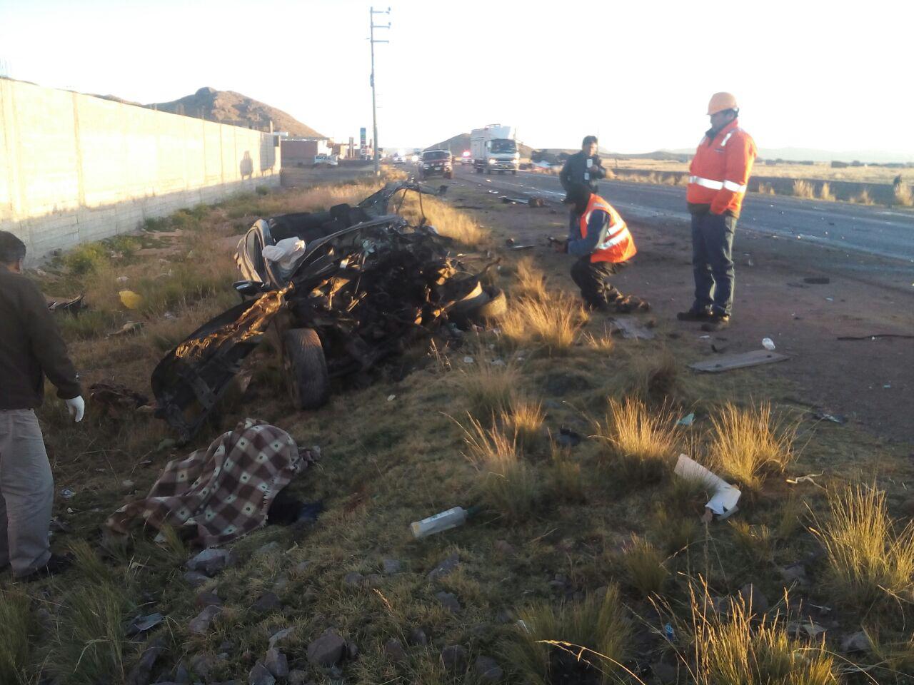 El accidente ocurrió a la altura del kilómetro 1.3 de la carretera Puno-Cusco, a 10 km. de la ciudad de Juliaca. Testigos afirmaron que el choque se habría producido por una mala maniobra del conductor del vehículo pesado, de placa V8H-847 y que transportaba cerca de 10 mil galones de petróleo (Foto: David Sacacahua)