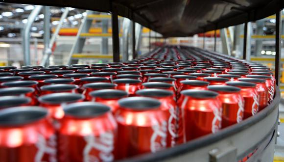 Coca-Cola lanzó este mes de junio, en Río de Janeiro, un nuevo formato de lata de 310 mililitros (ml) que, según medios locales, se vende al mismo precio que la de 350 ml, también en el mercado y a la que se le actualizó su valor durante el mismo periodo. (Foto referencial: AFP)