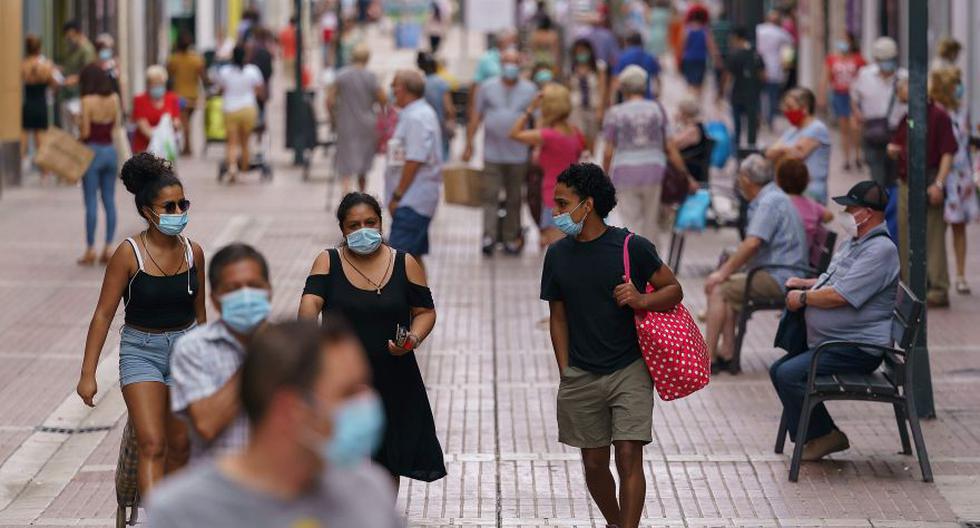 Personas con mascarillas caminan por una calle comercial en el barrio de Las Delicias de Zaragoza, en el noreste de España, el último 10 de agosto. El país europeo registra rebrote de casos de coronavirus COVID-19. (Foto: AFP / César Manso)
