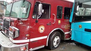 Bus de 'Los Chinos' choca contra camión de bomberos que acudía a emergencia