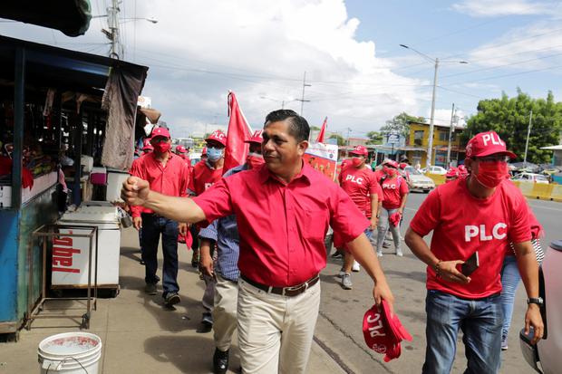 Walter Espinosa is the presidential candidate against Ortega.  He is a prime example of what is being condemned in the country: the so-called opposition is on the side of the dictator.  Reuters