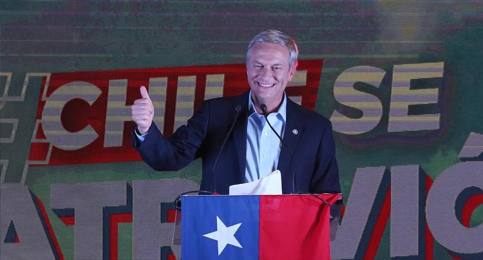 El candidato presidencial del Partido Republicano, José Antonio Kast, participa en un acto con sus seguidores tras conocer los resultados de las elecciones presidenciales en Chile. (EFE/ Elvis González).