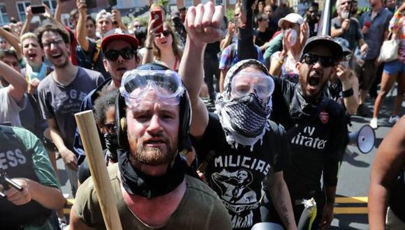 Antifa es un colectivo conformado por grupos heterogéneos con el objetivo común de lograr cambios mediante el uso de la acción directa. El grupo está involucrado en las violentas manifestaciones ocurridas tras la muerte de George Floyd en Estados Unidos. En la imagen, miembros de Antifa protestando en Charlottesville en el 2017. (Getty Images)