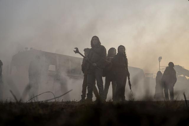 La nueva serie en el universo de "The Walking Dead" se enfocará en seis jóvenes que crecieron después del apocalípsis. Alexa Mansour como Hope, Aliyah Royale como Iris, Hal Cumpston como Silas y Nicolas Cantu como Elton. (Foto: Jojo Whilden/AMC)