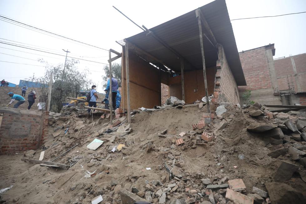La pared de una vivienda, en el distrito de Mi Perú, en la región Callao, se derrumbó tras el sismo de magnitud 6 que se reportó el último martes. El hecho no dejó personas heridas pero sí cuantiosas pérdidas materiales. (Fotos: Britanie Arroyo / @photo.gec)