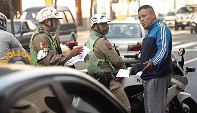 Una vez más, Víctor Valladares fue intervenido por agentes de la Policía de Tránsito cuando realizaba el servicio de colectivo ilegalmente. Tiene 128 papeletas y debe más de 70 mil soles al SAT.