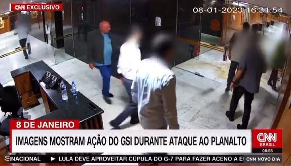 El exministro jefe del Gabinete de Seguridad Institucional de la Presidencia brasileña, Marco Edson Gonçalves Dias, junto a asaltantes del Palacio de Planalto, el 8 de enero de 2023. (Captura de CNN Brasil)