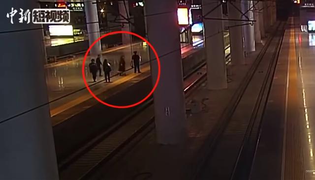 Salta a la vías justo antes de que llegue un tren para asustar a su novio tras acalorada discusión. (China News / YouTube)