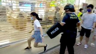Polémica en Hong Kong por la brutal detención de una niña de 12 años | VIDEO 