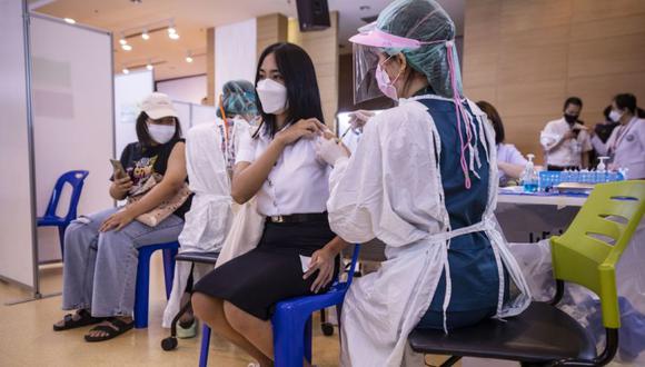 Los trabajadores de la salud administran dosis de la vacuna Pfizer-BioNTech, en el Vachira Hospital en Bangkok, Tailandia.