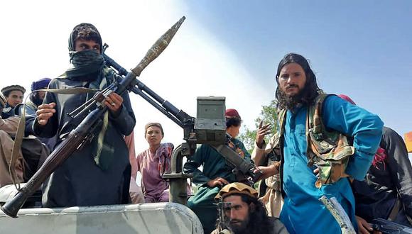 Combatientes talibanes sobre un vehículo en una calle de la provincia de Laghman, Afganistán, el 15 de agosto de 2021. (Foto: AFP).
