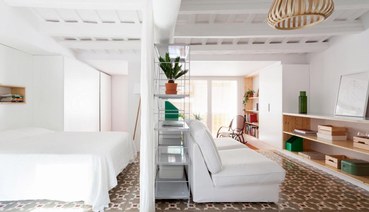 Repisas y cortinas blancas dividen los espacios de este departamento de 45m2 ubicado en el barrio de Sant Andreu de Barcelona. (Foto: Oriol Garcia Muñoz Arquitecto)